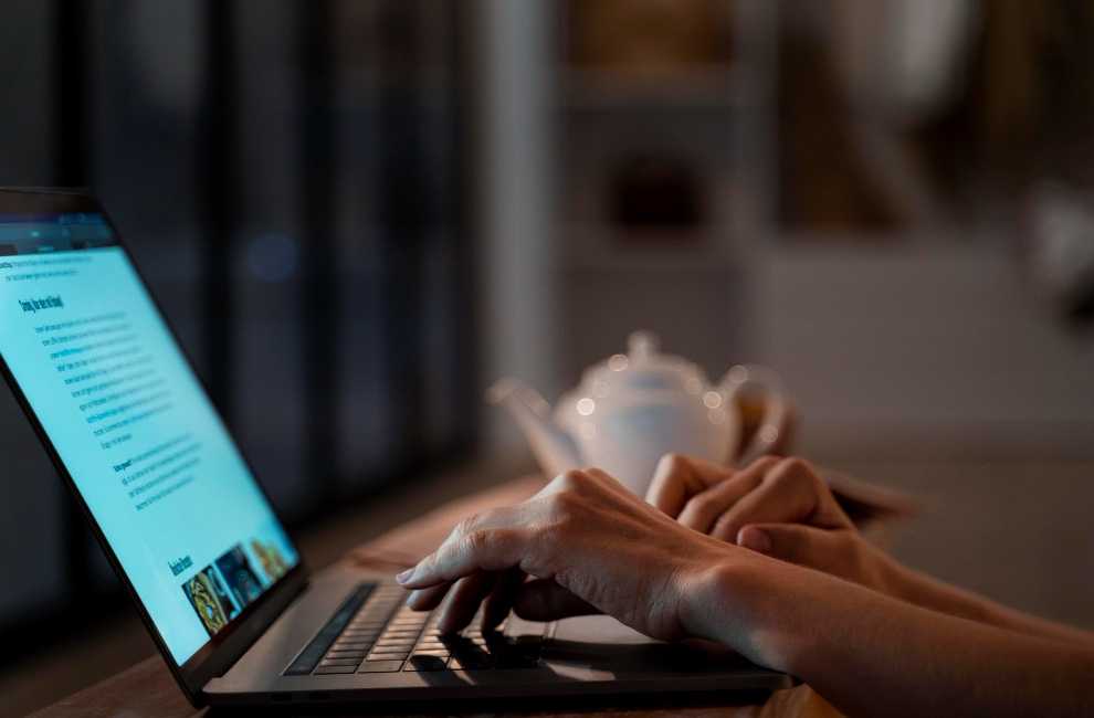 Jak duże modele językowe (LLM) zmieniają SEO i copywriting: nowa era treści wspieranych przez AI